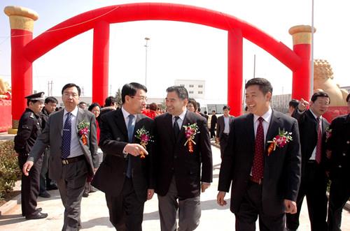 青岛市委常委、市委秘书长王鲁明，青岛市人大副主任、工商联主席徐航来公司视察工作