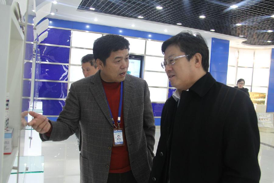 青岛市委常委、副市长王晓方到星空电子调研科研创新工作